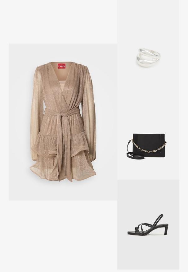 Bežinis metalizuotas apvalkalo suknelė su ilgomis pūstomis rankovėmis, sluoksniuota volanų sijonu ir derančiu diržu. Turi gilų V formos iškirpimą ir minkštą blizgesį.; Juodi šlepetės su kvadratiniu pirštu ir žemu bloku kulnu. Yra keli ploni dirželiai ir reguliuojamas kulkšnies diržas. Pagaminti iš lygios odos.; Juodas odinis per petį nešiojamas krepšys turi lygų paviršių, stačiakampio formą ir metalinę grandinėlę priekyje. Pridedama reguliuojama dirželis.; Sidabrinis dvigubas žiedas su lygiu, poliruotu paviršiumi. Pasižymi sklandžiu, kreiptu dizainu su persipinančiomis dalimis, suteikiančiomis modernų išvaizdą.