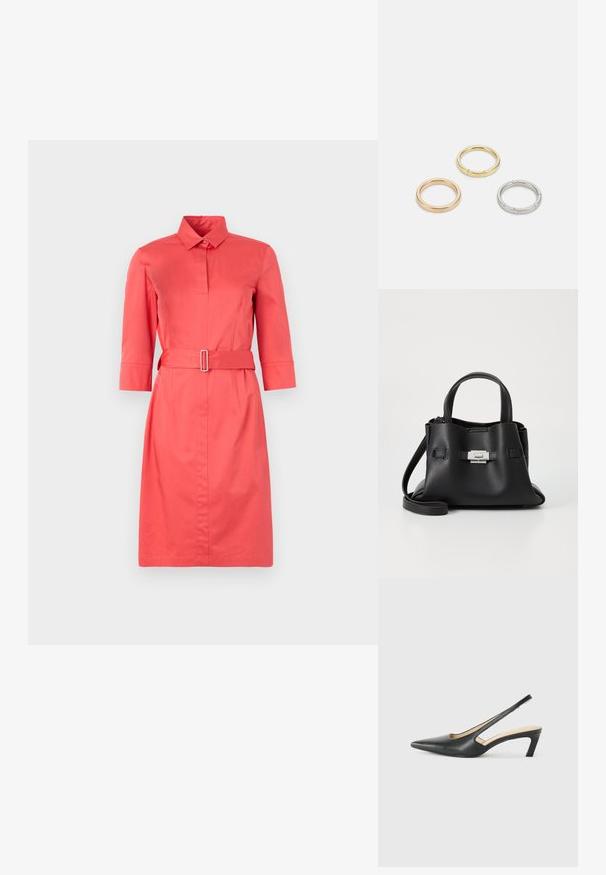 Korálově růžové šaty košilového střihu s límečkem, tříčtvrtečními rukávy, páskem v oblasti pasu a knoflíkovým zapínáním vpředu. Hladká textura.; Černý špičatý slingback s nízkým podpatkem, vyrobený z hladké kůže, s výřezem na boku pro lepší prodyšnost.; Černá kožená kabelka s texturovaným povrchem, vybavená dvěma horními uchy, odnímatelným ramenním popruhem a stříbrným detailem s uzávěrem.; Tři kovové prsteny: jeden růžově zlatý, jeden zlatý s texturovanými detaily a jeden stříbrný, všechny s vyrytým brandingem na vnitřním boku.