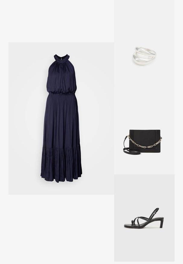 Mariene blauwe halterjurk van zachte, vloeiende stof, met een geplooide bodice, elastische taille en een gelaagde rucheszoom.; Zwarte sandaal met bandjes, vierkante teen en een lage blokhak. Voorzien van meerdere dunne bandjes en een verstelbare enkelband. Gemaakt van zacht leer.; Zwarte leren schoudertas met een gladde textuur, rechthoekige vorm en een metallic kettingdetail aan de voorkant. Verstelbare schouderband inbegrepen.; Zilveren dubbele ring met een gladde, gepolijste oppervlakte. Heeft een vloeiende, gebogen vorm met overlappende secties voor een moderne uitstraling.
