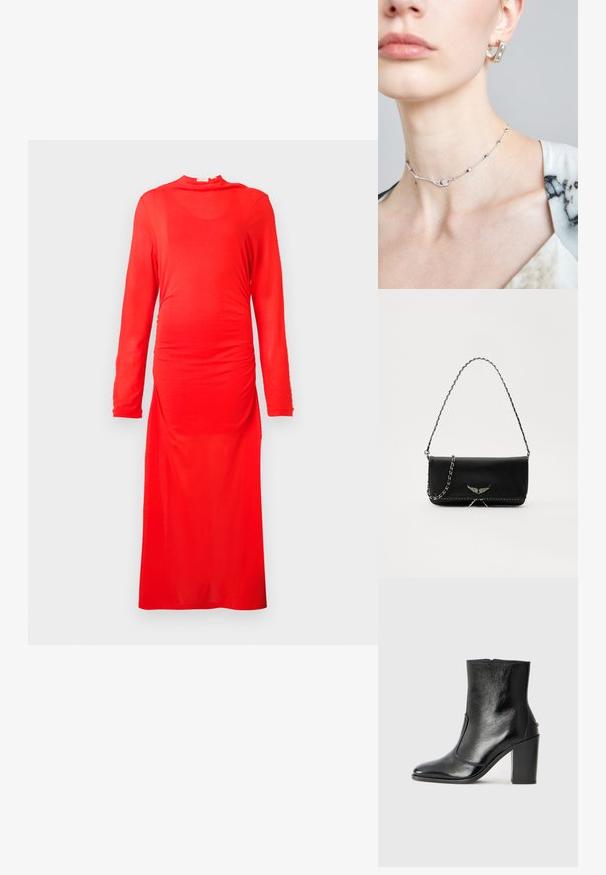 Czerwona sukienka z długim rękawem, wykonana z gładkiego, elastycznego materiału. Posiada marszczenia w talii oraz wysoki dekolt, z długością do ziemi.; Czarne skórzane botki za kostkę o gładkiej fakturze, spiczastym nosku i grubym wysokim obcasie. Posiadają boczne wycięcie i minimalistyczny design.; Czarna skórzana torebka z srebrnym łańcuszkiem, ozdobiona dekoracyjnymi skrzydłami i białym przeszyciem wzdłuż dolnego szwu.; Srebrny naszyjnik z chokerem o delikatnym łańcuszku, z geometrycznymi akcentami i małym elementem dekoracyjnym na środku. Widoczna gładka tekstura skóry.