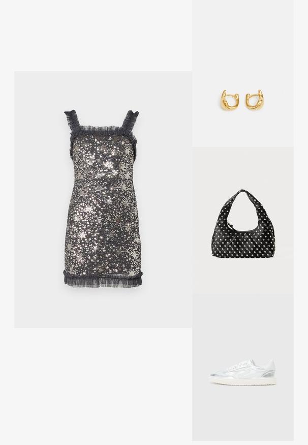 Ärmlen klänning i svart paljettyg med volangremmar och en fransad nederkant, har en figurnära silhuett och en glänsande yta.; Vita sneakers med metallisk silverdetaljer, slät yta, rund tå, platt sula och traditionell snörning.; Svart läderhandväska med ett böjt handtag, med ett mönster av metallnitar jämnt fördelade över ytan. Med dragkedjestängning.; Guldörhängen med en slät, rund design och en polerad yta. Örhängena har en kompakt, tjock form och en sömlös spänne.