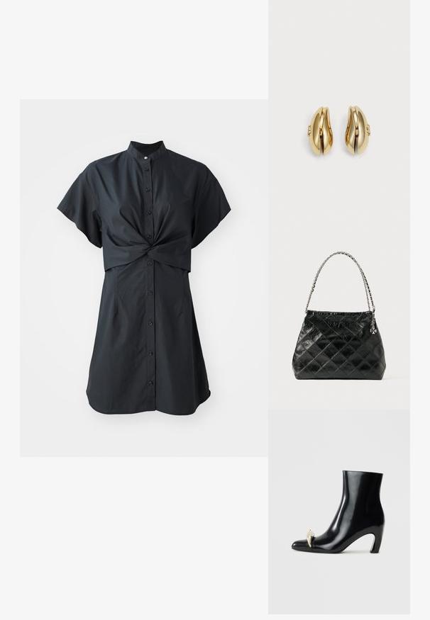 Crna haljina kratkih rukava s ovratnikom, s detaljem preokreta sprijeda i kopčanjem na dugmad, izrađena od glatkog, lakog materijala.; Crne gležnjače od sjajne kože, s šiljatim vrhom i dekorativnim zlatnim i srebrnim elementom sprijeda. Dizajn s blok petom.; Crna prešivana kožna torba s ručkom od srebrnog lanca, sa strukturiranim dizajnom i glatkom teksturom.; Naušnice zlatne boje s fluidnim, zakrivljenim dizajnom. Svaka naušnica ima glatku površinu i mali zatvarač s ukrasnim detaljem.