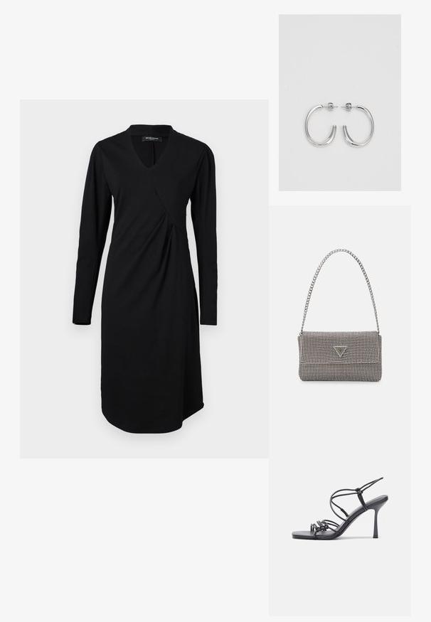 Crna haljina dugih rukava s V-izrezom i asimetričnim drapiranjem. Izrađena od mekog materijala, ima zaobljeni rub i suptilne detalje šavova.; Crne sandale na visokoj potpetici imaju tanke trake s čvorastim dizajnom, glatki kvadratni vrh i elegantnu stiletto petu.; Svijetlosivi metalik ruksač s lancem, ukrašen malim okruglim metalnim zakovicama i trokutastim logotipom marke.; Srebrne naušnice u obliku obruča sa glatkom, sjajnom površinom, zakrivljenog oblika i zatvaranjem na čep. Minimalistički dizajn s modernim završetkom.