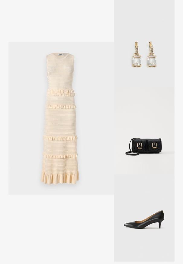 Neule beige mekko, jossa on muotoiltu yläosa, röyhelökoristeet, teksturoituja raitoja ja liehuva helma. Mekossa on pyöreä kaula-aukko ja se on ilman hihoja.; Mustat nahka-korkokengät, joissa on terävä kärki, matala korko ja sileä pinta. Edessä on pieni aukko ja takana minimaalinen varustus.; Musta nahkainen olkalaukku, jossa on kaksi etutaskua, kultaiset soljet, vetoketjukiinnitys ja kapea hihna. Teksturoidun pinnan ja kompaktin suorakaiteen muoto.; Kulta-sävyiset korvakorut, joissa on suorakulmainen, kirkas kivi roikkumassa pienen, pyöreän kirkkaan korosteen rivin alapuolella. Tyylikäs, moderni muotoilu.