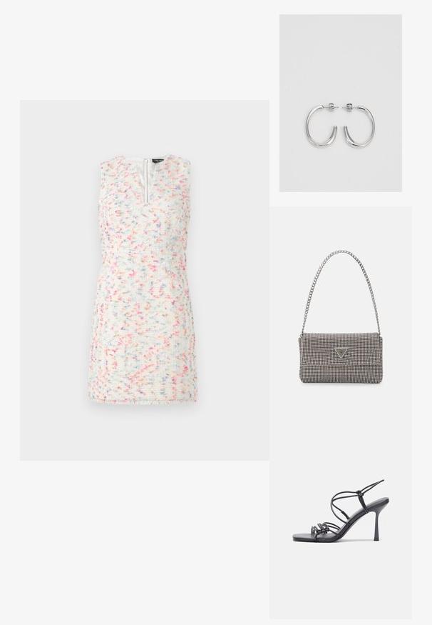 Suknja brez rokavov iz tweed blaga s teksturirano površino. Barve vključujejo belo, roza in modre pike. Ima sprednji zadrgo in raven kroj.; Črne visoke sandale na peto imajo tanke naramnice z vozlom, gladek kvadratni toe in eleganten stiletto peto.; Svetlo siva kovinska torbica z verižnim ročajem, okrašena z majhnimi okroglimi kovinskimi bleščicami in trikotnim logotipom blagovne znamke.; Srebrne obročaste uhane z gladko, sijočo površino. Zaobljena oblika, lahka zasnova, z zapiranjem na zatič.