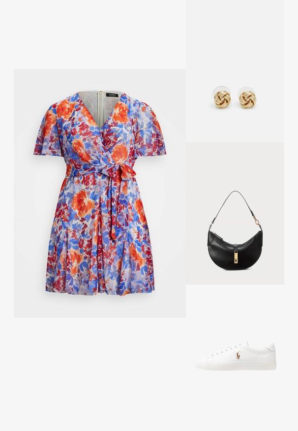 Cvetna obleka zavita iz lahkega, prosojnega materiala z rdečimi, oranžnimi in modrimi cvetovi. Kratki rahlo nabrani rokavi in detajl pasu.; Bela usnjena teniski čevlji, nizki model, z gladko teksturo, okrogle konice, vezavi spredaj ter majhnim vezenim logotipom na strani.; Črna usnjena torbica v obliki polmeseca. Ima zlato kovinsko dekoracijo in ozek trak. Gladka tekstura, z zadrgo na vrhu.; Klavirske uhani v zlatem tonu s zvitim dizajnom. Vsak uhán je opremljen s krožno prozorno podlago za zagotavljanje varne nošnje.