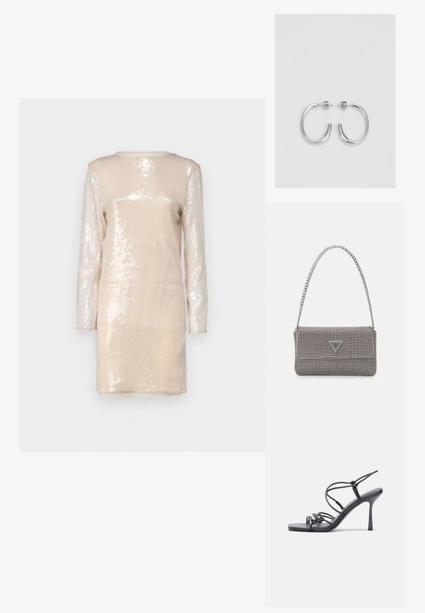 Ilga rankovė suknelė, pagaminta iš spindinčio smėlio spalvos audinio, puošto blizgučiais. Turi apvalų iškirpimą ir tiesią siluetą.; Juodos aukštakulnės sandalai pasižymi plonyčiais dirželiais su mazgo dizainu, lygiu kvadratiniu pirštu ir elegantišku stiletto kulnu.; Šviesiai pilka metalinė rankinė su grandinėlės dirželiu, papuošta mažais apvaliais metaliniais smeigėmis ir trikampiu prekės ženklu.; Sidabrinės auskarai žiedai su lygiu, blizgiu paviršiumi. Suapvalinta forma, lengvas dizainas, su uždarymu ant smeigtuko.