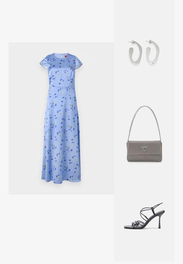 Blomsterprint kjole i lys blå, korte ærmer, rund halsudskæring, A-line silhuet, med grønne og blå blomster, lynlås i ryggen.; Sorte højhælede sandaler med tynde stropper og en knyttet design, en glat firkantet tå og en slank stiletto hæl.; Lys grå metallisk håndtaske med kædestrop, dekoreret med små runde metalliske studs og et trekantet brandlogo.; Sølvmetal øreringe med en flydende, abstrakt form og en poleret overflade. Den ene er fremhævet med en lille krystal detalje.