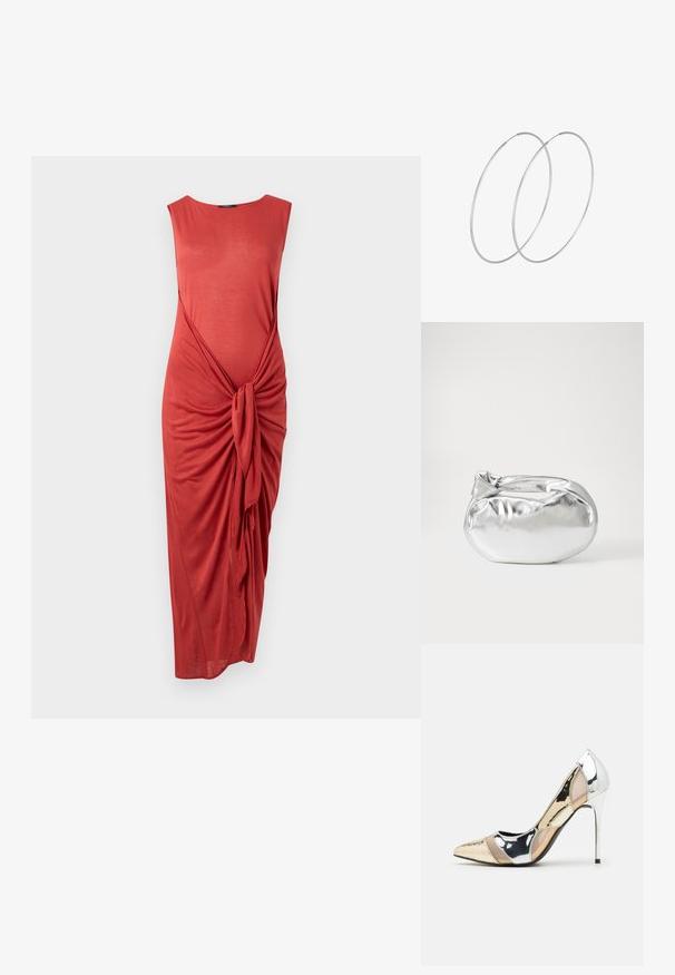Koralli värinen hihaton midi-mekko, jossa on koottu etupidon yksityiskohta ja pyöreä kaula-aukko, valkoista taustaa vasten.; Korkokenkät, joissa on terävä kärki ja hopea, kultainen sekä nude-väriyhdistelmä. Kiiltävä pinta ja leikkausdesign, varustettuna stikettikorkealla.; Hopeapintainen metallinen pussilaukku, jolla on pehmeä, pyöreä muoto ja solmittava yläosa. Valmistettu sileästä tekonahkamateriaalista.; Hopehope hopeilla, joissa on minimalistinen muotoilu. Pyöreä muoto, sileä pinta ja ohut profiili. Kevyet ja kiillotetut.