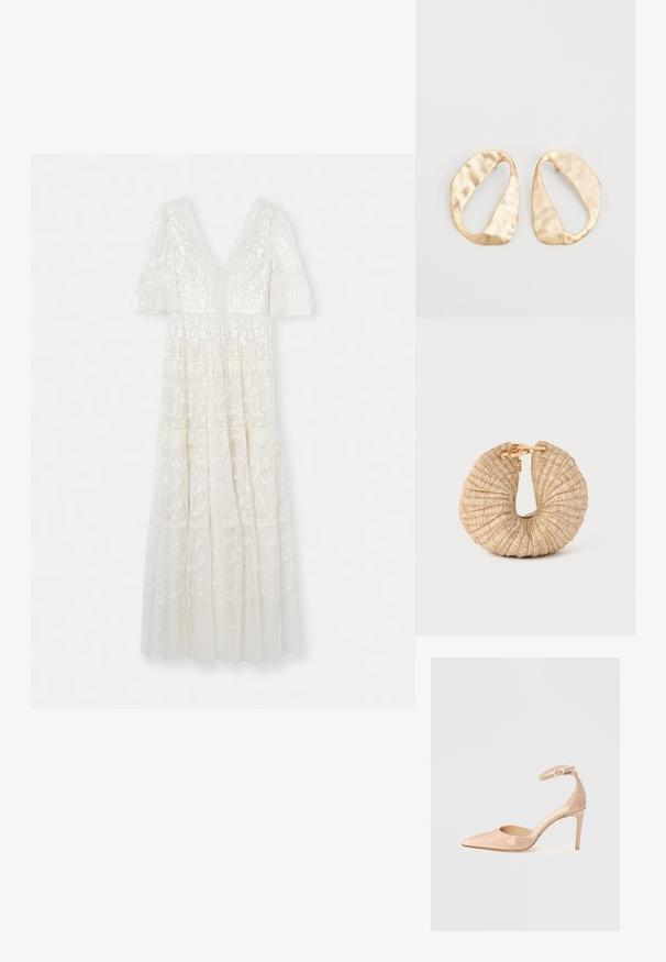 Needle & Thread ARAMINTA GOWN - Ballkleid - cream/cream; Nude Lackleder-Pumps mit spitzem Zehenbereich, einem Knöchelriemen und einem Stiletto-Absatz, die eine glatte Textur und ein minimalistisches Design aufweisen.; Cult Gaia UBAH - Clutch - wheat; Ein Paar unregelmäßige, oval geformte Ohrringe aus goldfarbenem Metall mit einer strukturierten, leicht gehämmerten Oberfläche auf weißem Hintergrund.