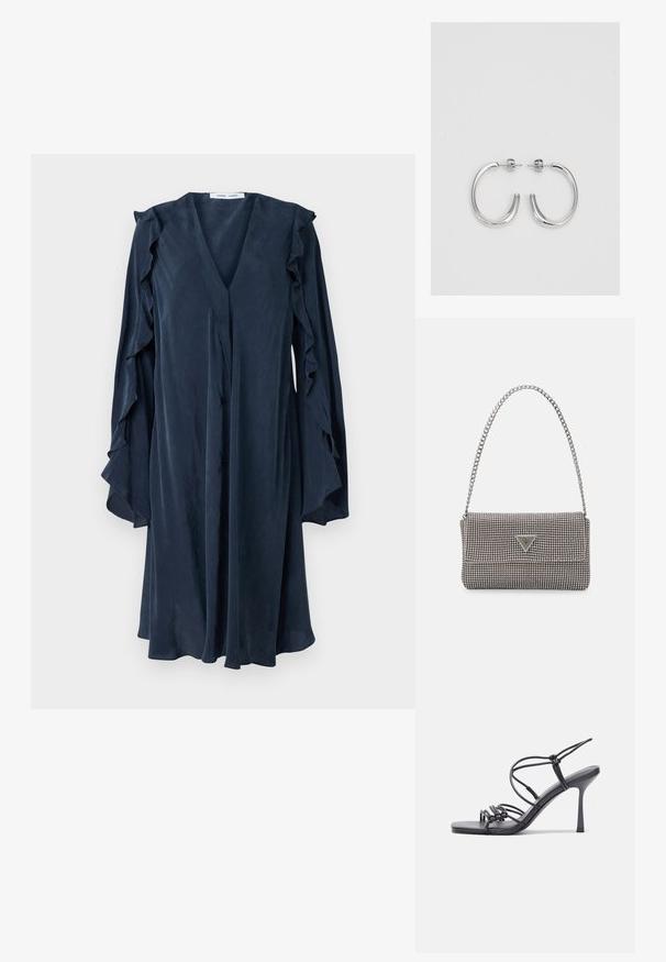 Tumesinine kleit V-kaeluse ja volangiga varrukatega. Valmistatud kergetest kangast, millel on neli nuppu ja voolav siluett.; Mustad musta värvi kontsandaalid on varustatud peente rihmadega, millel on sõlmekujundus, siledad ruudukujulised varbad ja stiilne stilettokonts.; Helehall metallik handbags, millel on kett, kaunistatud väikeste ümmarguste metallist õmblustega ja kolmnurkse brändi logoga.; Hõbedast rõngaskõrvarõngad sileda ja läikiva pinnaga, kõveriku kujuga ning postitaksega sulgur. Minimalistlik disain kaasaegse viimistlusega.