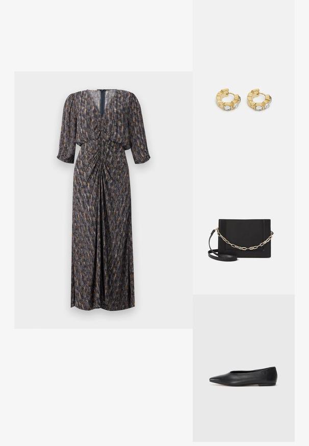 Vestido maxi em tons escuros com padrão abstrato, feito de tecido leve. Possui decote em V, detalhes franzidos e mangas de comprimento médio.; Bailarina de couro preto, bico fino, design minimalista, textura suave, salto baixo, sem hardware ou embelezamentos visíveis.; Bolsa crossbody de couro preto com uma textura suave, forma retangular e um detalhe em corrente metálica na frente. Inclui uma alça ajustável.; Brincos de argola dourados com um design texturizado e três cristais transparentes em um lado, oferecendo uma estética geométrica moderna.