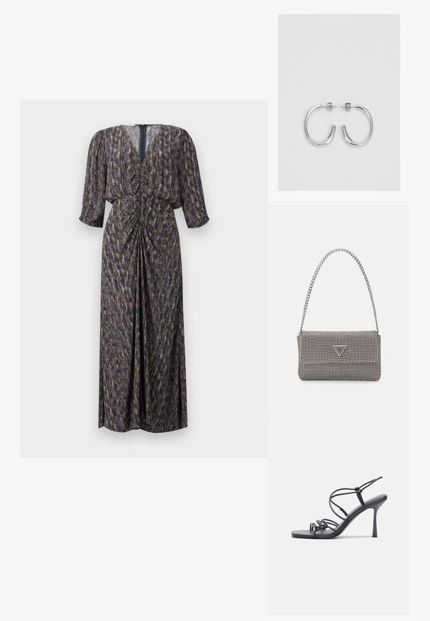 Maxikleid in dunklen Tönen mit abstraktem Muster, aus leichtem Stoff gefertigt. Verfügt über einen V-Ausschnitt, geraffte Details und halblange Ärmel.; Schwarze, hochhackige Sandalen mit dünnen Riemen und einem geknoteten Design, einer glatten, rechteckigen Zehenpartie und einem eleganten Stiletto-Absatz.; Hellegraue metallische Handtasche mit einer Kettenriemen, verziert mit kleinen kreisförmigen metallic Nieten und einem dreieckigen Markenlogo.; Silberne Creolen mit einer glatten, glänzenden Oberfläche. Abgerundete Form, leichtes Design, mit einer Steckverschluss.