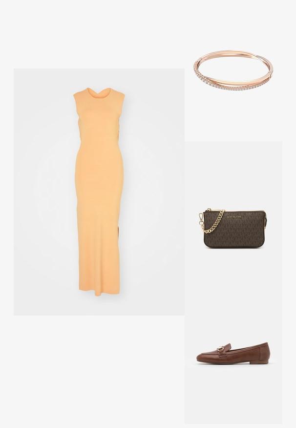 Přiléhavé maxi šaty bez rukávů z měkké oranžové pleteniny. Mají jemný křížový výstřih a boční rozparky pro snadný pohyb.; Hnědé kožené mokasíny s plochou podrážkou, prošívaným designem a zlatým přezkovým detailem na pásku přes nárt.; Hnědá kožená crossbody taška s logem, zlatým řetízkem, zipovým uzávěrem a zlatými akcenty. Kompaktní a obdélníkový tvar.; Náhrdelník z růžového zlata s dvěma proplétajícími se pásy, přičemž jeden je zdoben řadou diamantů, má elegantní povrch a hladké hrany.