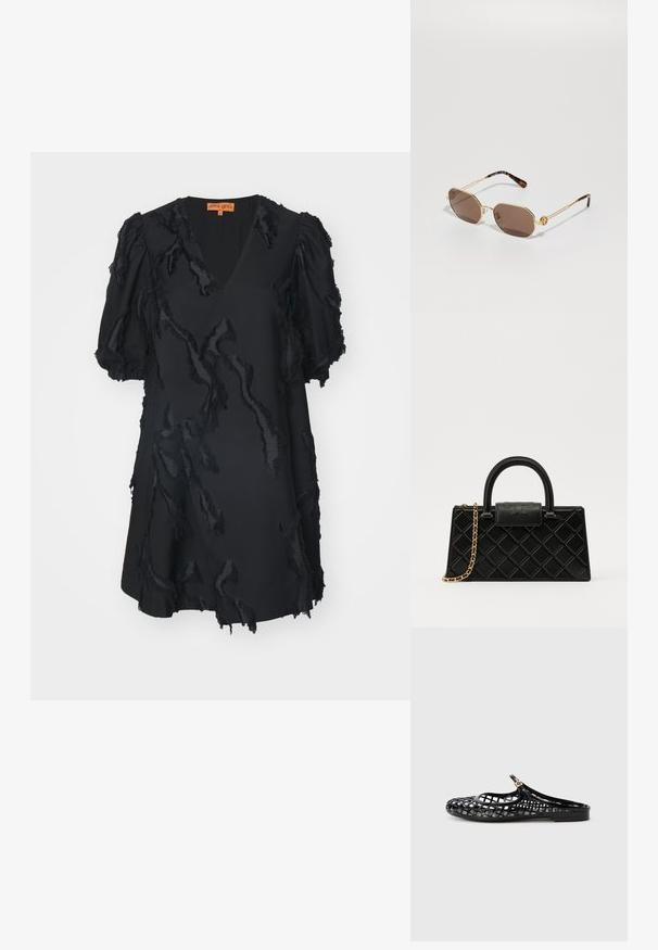 Stine Goya PUFFY SLEEVES MINI DRESS - Koktejlové šaty / šaty na párty - jet black; Tory Burch MELLOW MARY JANE - Pantofle - perfect black/gold; Tory Burch Sluneční brýle - shiny gold-coloured; Černá kabelka vyrobená z texturované kůže se vzorem diamantů, zlatě tónovaný řetízek, a horní rukojeť s klopou opatřenou embosovaným logem.