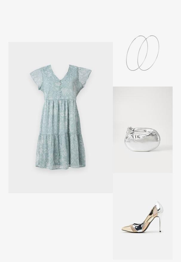 Jasnoniebieska sukienka w kwiaty z lekkiego materiału, z dekoltem w kształcie litery V, krótkimi falbaniastymi rękawami, detalami w postaci guzików oraz wielowarstwową spódnicą.; Czółenka na wysokim obcasie z wąskim noskiem w kolorze srebrnym, złotym i nude. Lśniące wykończenie z wycięciami, z obcasem w stylu stiletto.; Srebrna metaliczna torba worek o miękkim, zaokrąglonym kształcie i zawiązywanym z góry zapięciem. Wykonana z gładkiego materiału imitującego skórę.; Srebrne kolczyki w formie obręczy o minimalistycznym designie. Okrągły kształt, gładka faktura i cienki profil. Lekkie, z polerowanym wykończeniem.
