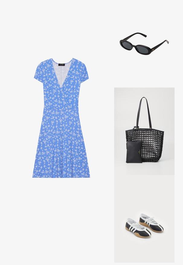 Blå blomster omslagskjole med korte ermer, med V-hals, myk stoff og en utsvingt skjørt dekorert med hvite blomstermønstre.; Sorte og hvite sportssko med et elegant design, gummisåle, snøring og tre hvite striper på sidene.; Svart overdimensjonerte solbriller med ovale linser, glatt plastramme og gullakenter på bøylene. Mørke linser gir solbeskyttelse.; Svart vevd tote bag med lange håndtak, som har en avtakbar svart veske med et gulllogo, teksturert overflate og åpen design.