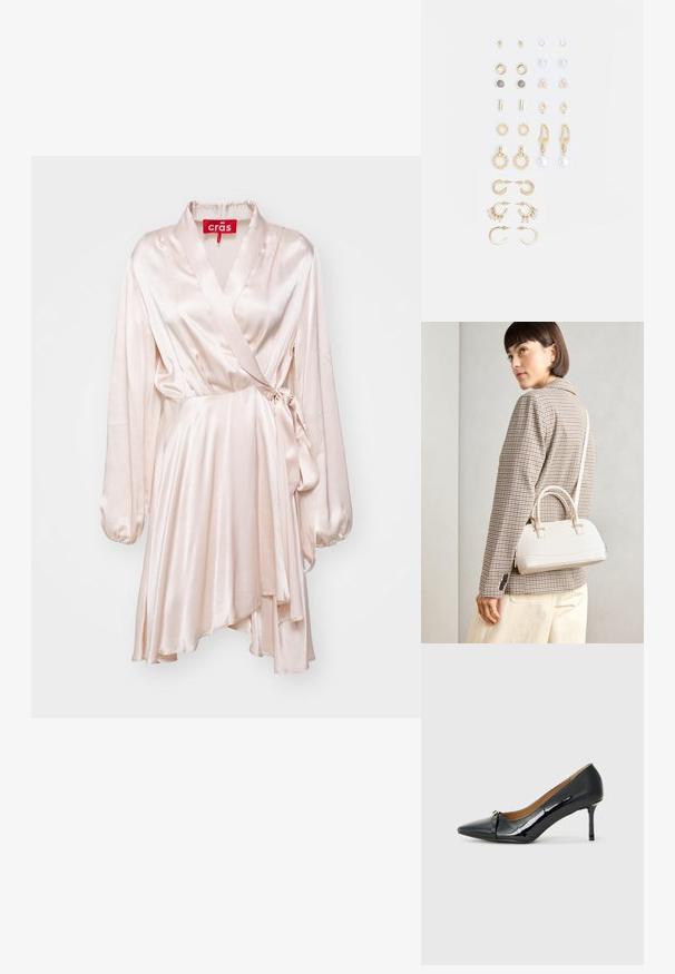 Cras LAURA DRESS - Koktélruha / Partiruha - champagne white; Fekete lakkbőr magassarkú cipő hegyes orral, díszes pánttal elöl, és vékony stiletto sarokkal.; Fehér, strukturált kézitáska rövid füllel és vállpánttal, arany színű fém kiegészítőkkel és texturált anyagból, szürke háttér előtt bemutatva.; Arany tónusú fülbevalók szettje, amely különféle mintákat tartalmaz, beleértve a stift fülbevalókat, karikákat és gyöngyökkel és strasszokkal díszített hosszú fülbevalókat.