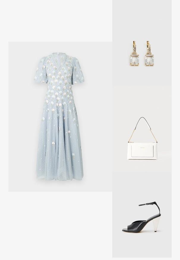Ljusblå maxiklänning i tyll med blomsterbroderier i pastellfärger, puffärmar och en V-ringning med dragkedja i ryggen.; Svart läder hög klack sandalett med öppen tå, asymmetrisk design, ankelrem och en metallisk konformad klack. Slät textur genomgående.; Vit läderhandväska med texturerad yta, med guldkedjeslinga och svarta accenter. Inkluderar en framsida ficka och dragkedjestängning.; Guldtonade örhängen med en rektangulär, klar kristall som hänger under en rad av små, runda klara accenter. Snygg, modern design.
