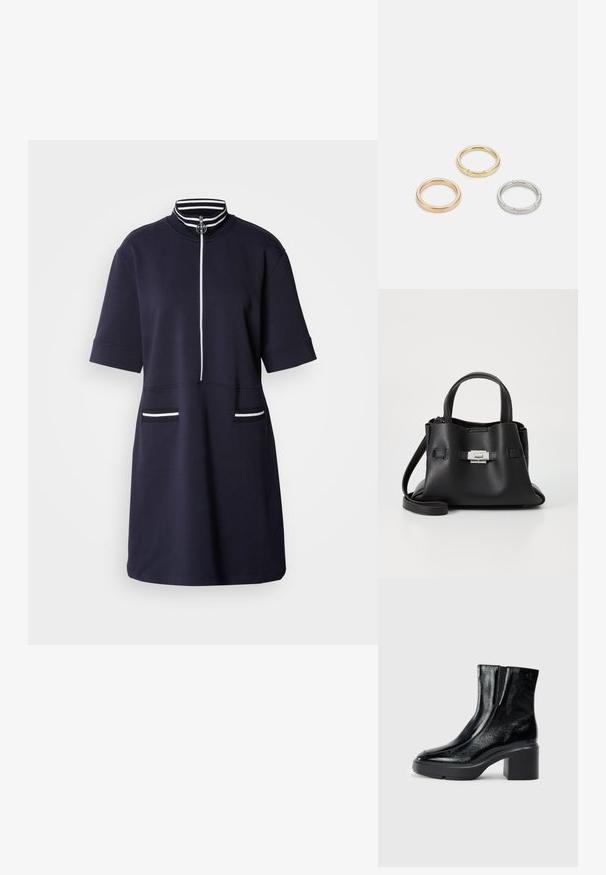 Marineblaues kurzes Kleid mit hohem Kragen und Reißverschluss vorne. Mit weißen gestreiften Akzenten am Kragen und zwei Vordertaschen.; Schwarze Lackleder-Stiefeletten mit einer geschwungenen Zehenpartie, elastischen Seiteneinsätzen und einem klobigen Blockabsatz. Mit geprägtem Logo auf der Rückseite.; Schwarze Ledertasche mit strukturiertem Finish, ausgestattet mit zwei oberen Griffen, einem abnehmbaren Schultergurt und einem silbernen Verschlussdetail.; Drei Metallringe: einer in Roségold, einer aus Gold mit strukturierten Akzenten und einer aus Silber, alle mit graviertem Branding auf dem inneren Band.