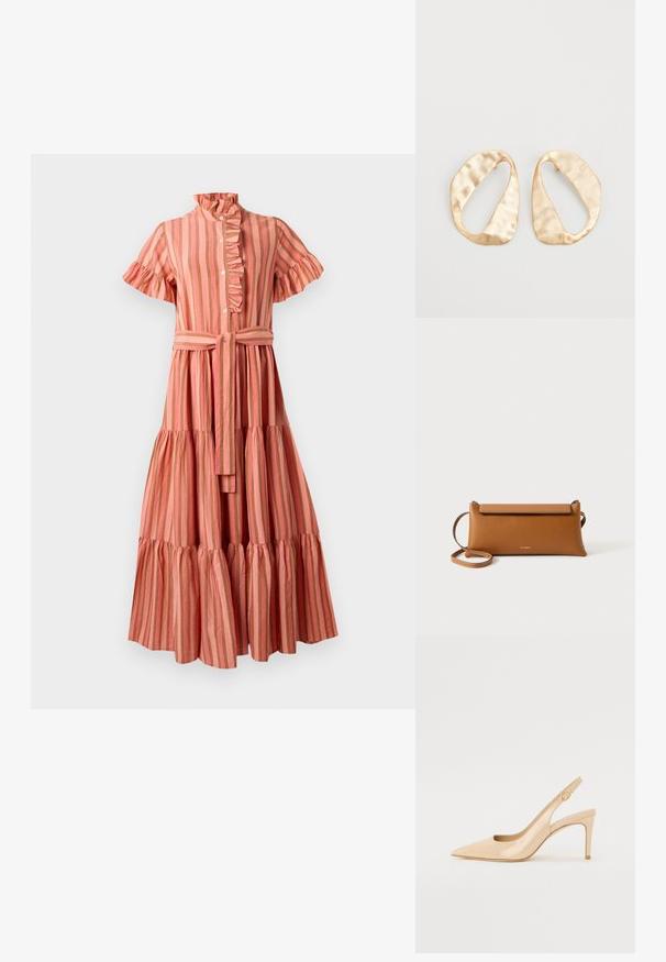 Ruoželinė ir smėlinė midi suknelė su raukiniais ant apykaklės, trumpomis rankovėmis, sagų priekyje ir diržu juosmeniui bei sluoksniuota sijona.; Nude patentinės odos slingback kulniukai su smailiu pirštu, atviru vampu ir plonu stiletu. Papuošta apvaliu auksiniu akcentu ant dirželio.; Ruda odinė rankinė, stačiakampio formos, tekstūruotas paviršius, nuimama juostelė, užtrauktukas, subtilus logotipas įspaustas priekyje.; Nedidelis nereguliarus ovalo formos aukso tono metalinių auskarų pora su tekstūruota, šiek tiek kalta paviršiumi ant balto fono.