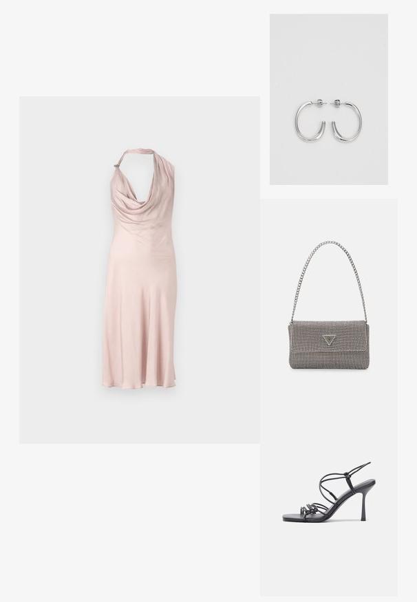 Kätkestatud roosa kleit, millel on voolujooneline krae, sile kangas ja väike aktsent kaeluses, mis langeb flöödid hemline'ile.; Mustad musta värvi kontsandaalid on varustatud peente rihmadega, millel on sõlmekujundus, siledad ruudukujulised varbad ja stiilne stilettokonts.; Helehall metallik handbags, millel on kett, kaunistatud väikeste ümmarguste metallist õmblustega ja kolmnurkse brändi logoga.; Hõbedast rõngaskõrvarõngad sileda ja läikiva pinnaga, kõveriku kujuga ning postitaksega sulgur. Minimalistlik disain kaasaegse viimistlusega.