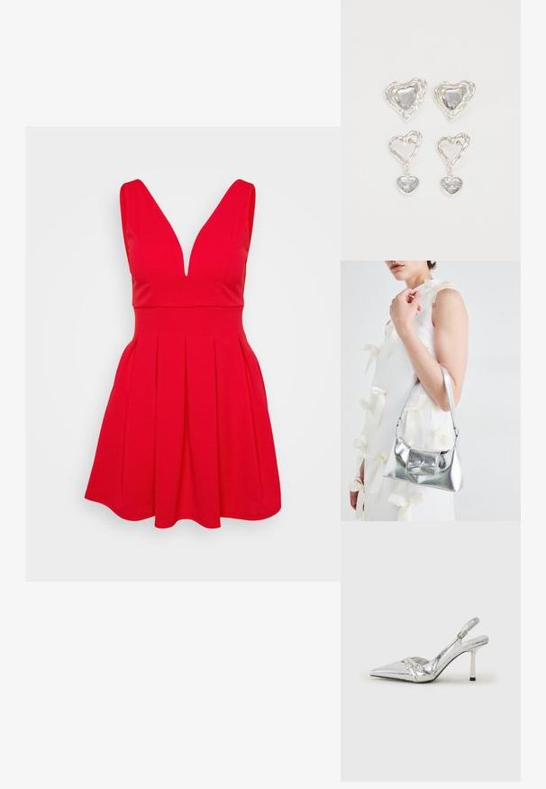 Rød ermeløs kjole med dyp V-hals, tettsittende liv og en utsvingt plisserte skjørt. Glatt stoff uten synlige mønstre eller detaljer.; Sølv slingback høyhelte sko med spiss tå, metallisk finish, to dekorative stropper, og en slank hæl med svart tupp.; Sølvmetallisk håndveske med en strukturert form, med en topphåndtak og sløyfedetalj foran. Glatt tekstur, reflekterende overflate.; Sølv hjerteformede øredobber har fasetterte klare steiner med en teksturert ramme. Sett inkluderer både stud- og hengende stiler.