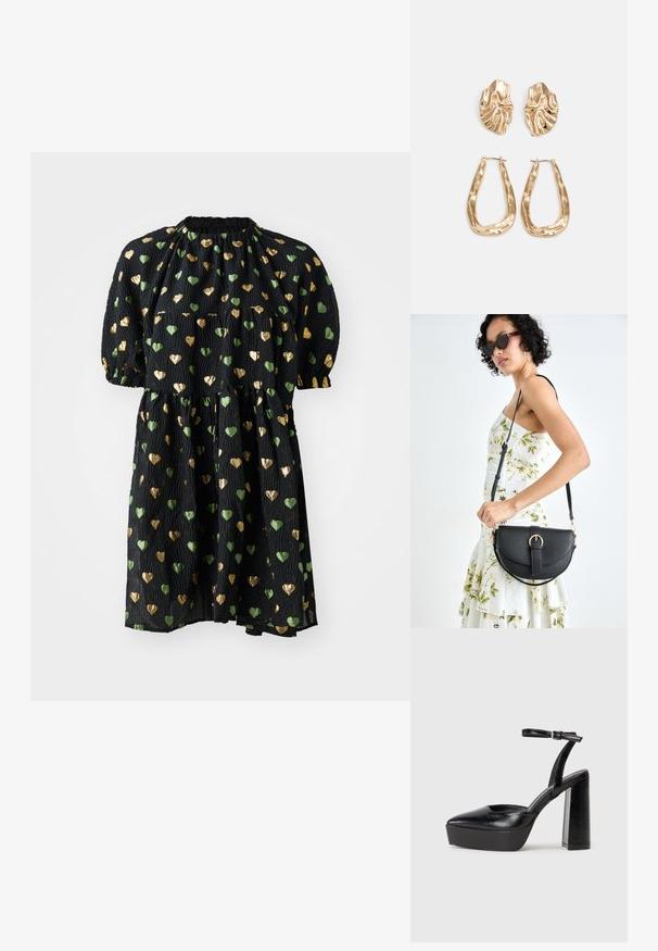 Vestido preto com mangas bufantes curtas, apresentando um tecido texturizado coberto por pequenos padrões de corações verdes e dourados. Decote elástico, saia ampla.; Saltos altos pretos com bico fino e atilho ajustável no tornozelo. Confeccionados em couro suave, apresentam um salto bloco robusto.; Bolsa de couro preta com forma curva, alça destacável e detalhes em dourado. A bolsa possui uma aba com detalhe de fivela.; Brincos em tom de ouro com formas onduladas e texturizadas. Inclui studs escultóricos com presilha e um design de argola aberta com um acabamento martelado.
