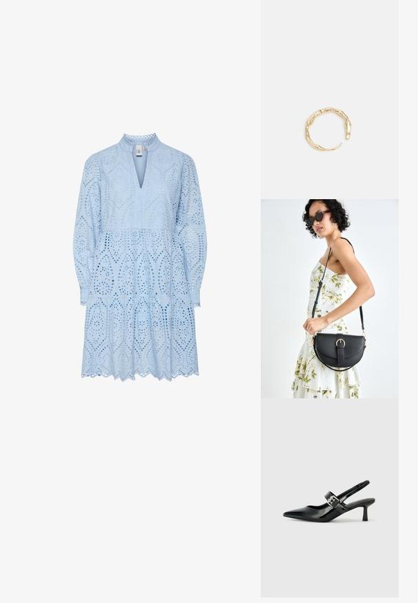 Svijetloplava haljina s složenim izrezanim uzorcima, dekolteom u obliku izreza, dugim rukavima i višeslojnim rubom s valovitim ivicama.; Crne lakirane slingback potpetice s oštrim prstom i malom blok petom, s naglaskom na srebrnoj kopči na remenu.; Crna kožna torba s lukovitim oblikom, odvojivim remenom i zlatnim detaljima. Torba ima preklop s kopčom.; Prsten u zlatnoj nijansi s organskim, uvijenim dizajnom, glatkom teksturom i suženim krajevima, koji stvara moderan, skulpturalni izgled.