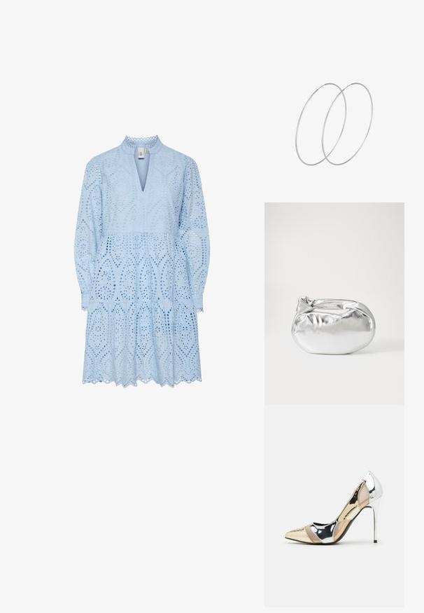 Šviesiai mėlyna suknelė su sudėtingais išpjovimų raštais, su įpjovimu apykaklėje, ilgomis rankovėmis ir daugiasluoksniu sijonu su banguotais kraštais.; Aštrus pirštas aukštakulnis batelis su sidabro, aukso ir nuogų spalvų deriniu. Blizgus paviršius su išpjovos dizainu, su stiletto kulnu.; Sidabrinė metalinė maišelio forma su švelnia, apvalia forma ir mazgu užveriamu viršumi. Pagaminta iš lygios dirbtinės odos medžiagos.; Sidabrinės pusmėnulio auskarai minimalistiniu dizainu. Apskritimo forma, lygus paviršius ir plonas profilis. Lengvi su poliruotu apdailu.