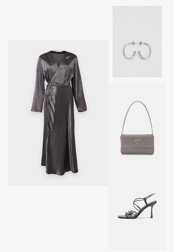 Dolg, oblečen stilu obleka iz temno sive satenske tkanine, z dolgimi rokavi, pasom za zavezovanje in rahlo razširjenim robom za tekočo silhueto.; Črne visoke sandale na peto imajo tanke naramnice z vozlom, gladek kvadratni toe in eleganten stiletto peto.; Svetlo siva kovinska torbica z verižnim ročajem, okrašena z majhnimi okroglimi kovinskimi bleščicami in trikotnim logotipom blagovne znamke.; Srebrne obročaste uhane z gladko, sijočo površino. Zaobljena oblika, lahka zasnova, z zapiranjem na zatič.