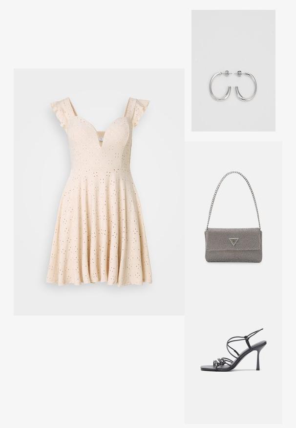 Gaiši bešs kleita ar dziļu V-veida kakla izgriezumu, volānu siksnām un acu rakstu. Plūst uz paplatināta svārka. Izgatavota no teksturētas auduma.; Melnas augstpapēžu sandales ar plāniem siksniņām un mezgla dizainu, gluda kvadrātveida purngalu un elegantu stiletto papēdi.; Gaiši pelēka metāla rokassoma ar ķēdes siksnu, rotāta ar mazām apaļām metāla kniedēm un trīsstūra zīmola logo.; Sudraba stīpas auskari ar gludu, spīdīgu virsmu, izceļas ar izliektaveida formu un aizdari ar tapu. Minimālistisks dizains ar mūsdienīgu apdari.