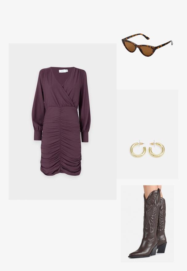 Vestido de cor ameixa com um design envolvente, mangas longas volumosas e textura franzida ao longo do corpo, apresentando uma cintura elástica.; Botas de cowboy em couro castanho com bico pontudo e salto quadrado, apresentando costuras detalhadas e realces elevados no cano.; Óculos de sol estilo gato com uma armação em tartaruga preta e laranja, lentes castanhas e pontas elegantes e pontiagudas. Apresenta um logo minimalista na haste.; Brincos em argola dourados com um acabamento liso e brilhante. Design circular com um pequeno pino e suporte transparente para um uso seguro.