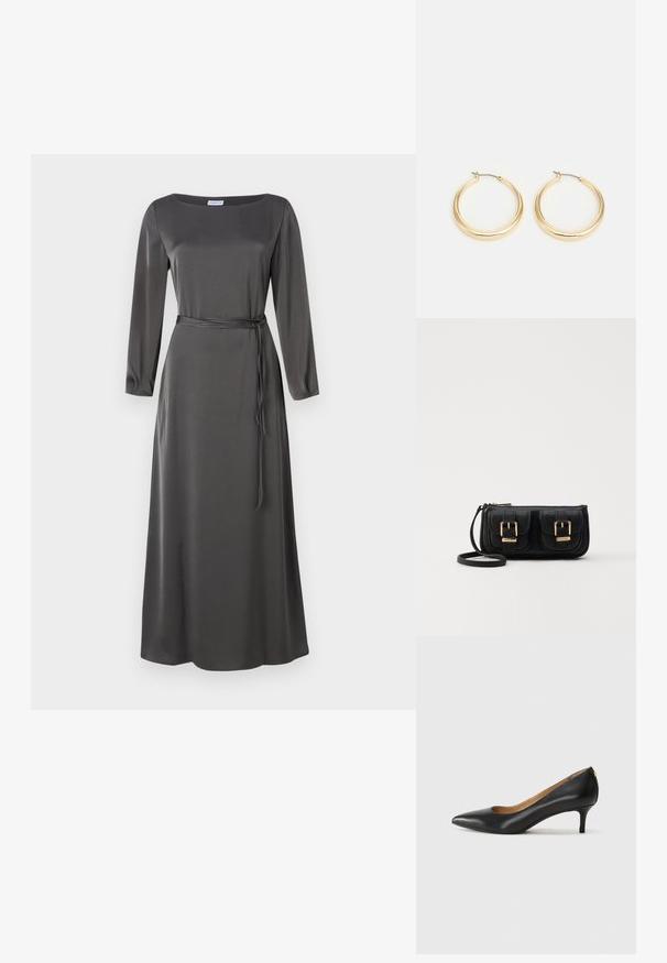 Czarna szara satynowa sukienka z długim rękawem, z kwadratowym dekoltem i dopasowanym paskiem w talii, opadająca do pełnej długości.; Czarne skórzane szpilki z wąskim noskiem, niskim obcasem i gładką fakturą. Posiadają lekko otwarte przody i minimalne okucia z tyłu.; Czarna skórzana torba na ramię z dwoma przednimi kieszeniami, złotymi klamrami, zamkiem błyskawicznym i cienkim paskiem. Teksturowana powierzchnia i kompaktowy prostokątny kształt.; Złote kolczyki w kształcie bębna o gładkim, zaokrąglonym wzornictwie, z cienkim zamknięciem na drucik i polerowanym wykończeniu, które nadaje im błyszczący wygląd.