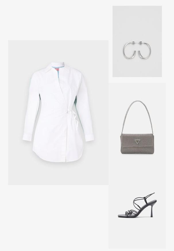 Camicia bianca a maniche lunghe con design avvolgente, caratterizzata da un colletto, lacci laterali e accenti blu a contrasto sulle maniche. Tessuto liscio e leggero.; Sandali neri con tacco alto presentano sottili cinturini con design annodato, una punta quadrata liscia e un elegante tacco a spillo.; Borsa a mano metallica grigia chiara con tracolla a catena, impreziosita da piccoli chiodi metallici circolari e da un logo triangolare del marchio.; Orecchini a cerchio in argento con una finitura liscia e lucente. Forma arrotondata, design leggero, con chiusura a perno.