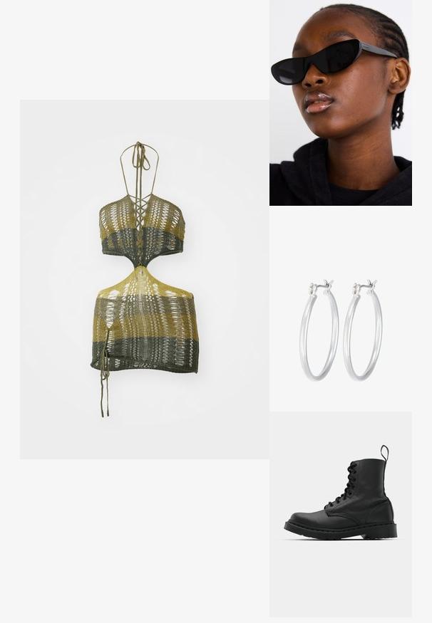 Pleteni crop top v olivno zeleni in rumeni barvi, z V-izrezom, odprtim hrbtom in pletocimi zavezavami. Narejen iz lahkotne preje s teksturiranim vzorcem.; Črne usnjene vojaške škornje s okroglo konico, z vezalkami spredaj in z zanko na gležnju. Imajo debele gumijaste podplate za dolgo življenjsko dobo.; Črne mačkaste sončna očala z mat površino, ki se ponašajo s prefinjenim dizajnom in rahlo ukrivljenimi robovi, nastavljene ob modelovih temnih oblačilih.; Srebrni obroči za ušesa z gladko, polirano površino. Okrogla oblika in varna zaponka s klikom. Lahka zasnova, primerna za vsakodnevno nošenje.