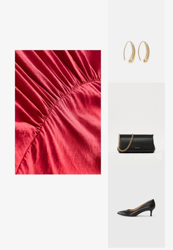Punainen kangas, jonka keskellä on poimuttu tekstuuri, esittelee pehmeän, sileän materiaalin ja hienovaraisen kiillon.; Mustat nahka-korkokengät, joissa on terävä kärki, matala korko ja sileä pinta. Edessä on pieni aukko ja takana minimaalinen varustus.; Musta nahkainen clutch-laukku, jossa on kultaketju, sileä pinta, suorakulmainen muoto ja kohokuvioitu brändimerkintä edessä.; Korvakorut kultasävytteistä metallista, joissa on kaareva, pitkänomainen muoto. Ominaisuuksiin kuuluu sileä, kiiltävä pinta ja pyöreä kärki lisäyksinä.