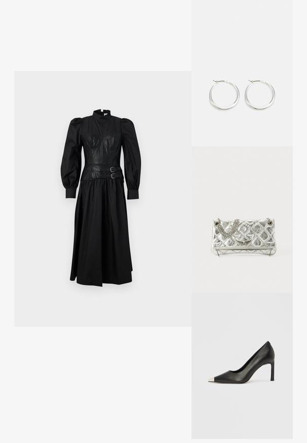 Svart klänning med ett åtsittande läder liv, puffärmar och en utsvängd kjol. Accentuerad med två metallspännen i midjan.; Svart skinnsko med hög klack, spetsig tå och metallisk silverhätta. Har en slät yta och en smal klack på 10 cm.; Silverfärgad metallisk handväska med kedjehandtag, quiltad textur, dekorativ sömnad och dragkedjestängning. Har prägling på framsidan.; Silver hoopörhängen har en slät, rund design med en tunn profil och säker låsning. Minimalistisk stil med en polerad yta.