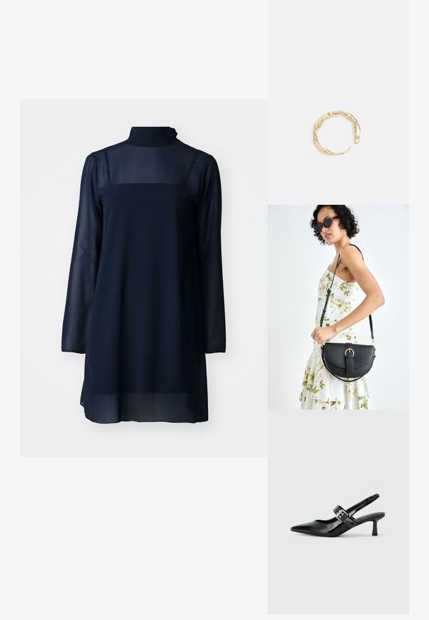Námornícky modré šaty s dlhým rukávom a vysokým golierom, vyrobené z priehľadného materiálu, s pevným vrchným dielom a splývavým dolným lemom.; Čierne patentové kožené sandále na podpätku so špicatou špičkou a malým blokovým podpätkom, s dekoratívnou striebornou sponou na remienku.; Čierna kožená kabelka s zaobleným tvarom, odnímateľným popruhom a zlatými doplnkami. Kabelka má klopu s detailom s prackou.; Prsteň v zlatej farbe s organickým, skrúteným dizajnom, hladkým povrchom a zužujúcimi sa koncami, vytvárajúci moderný, sochársky vzhľad.
