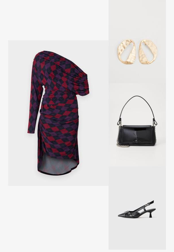 Asymetrické šaty s jedným dlhým rukávom, s červeným a tmavo modrým károvaným vzorom, so zhrnutím a splývavým siluetou.; Čierne kožené slingback topánky s špicatou špičkou, ozdobnými popruhmi s kovovými očkami a nízkym blokovým podpätkom. Textúrovaný povrch.; Čierna laková kožená kabelka s obdĺžnikovým tvarom, reťazovým popruhom a výrazným hardvérovým prvkom v strede. Hladká textúra.; Pár nepravidelných oválnych zlatistých kovových náušníc s textúrovaným, mierne rozbitým povrchom na bielom pozadí.