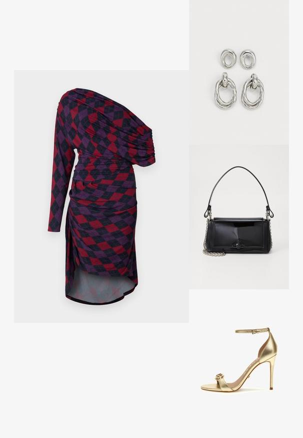 Rochie asimetrică cu un mânecă lungă, având un model în carouri roșii și bleumarin închis, detalii drapate și o siluetă înfășurată.; Sandalie cu toc înalt, metalice aurii, cu curea pentru gleznă, vârf deschis, curea lata cu accent circular și toc stiletto. Textură netedă.; Geantă din piele patent neagră, cu o formă rectangulară, mânere din lanț și un accent distinctiv din metal în centru. Textură netedă.; Cercei din metal cu ton argintiu, prezentând două modele: un cerc cu fir răsucit și un cerc simplu, cu suport. Suprafața reflectorizantă sporește eleganța.
