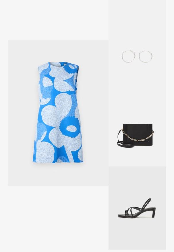 Marimekko SOPIVA UNIKKO - Vestido informal - blue\white; Sandalia negra de tiras con punta cuadrada y tacón bajo de bloque. Presenta múltiples tiras delgadas y una correa ajustable en el tobillo. Fabricada en cuero suave.; Bolso cruzado de piel negra con textura suave, forma rectangular y un detalle de cadena metálica en el frente. Incluye una correa ajustable.; Pendientes aros de plata con un diseño redondo y elegante, que presentan una superficie lisa y sin adornos visibles. Diámetro no especificado.