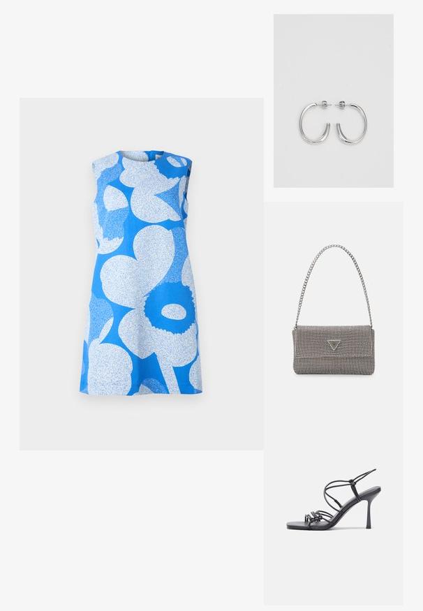 Marimekko SOPIVA UNIKKO - Freizeitkleid - blue\white; Schwarze, hochhackige Sandalen mit dünnen Riemen und einem geknoteten Design, einer glatten, rechteckigen Zehenpartie und einem eleganten Stiletto-Absatz.; Hellegraue metallische Handtasche mit einer Kettenriemen, verziert mit kleinen kreisförmigen metallic Nieten und einem dreieckigen Markenlogo.; Silberne Creolen mit einer glatten, glänzenden Oberfläche. Abgerundete Form, leichtes Design, mit einer Steckverschluss.