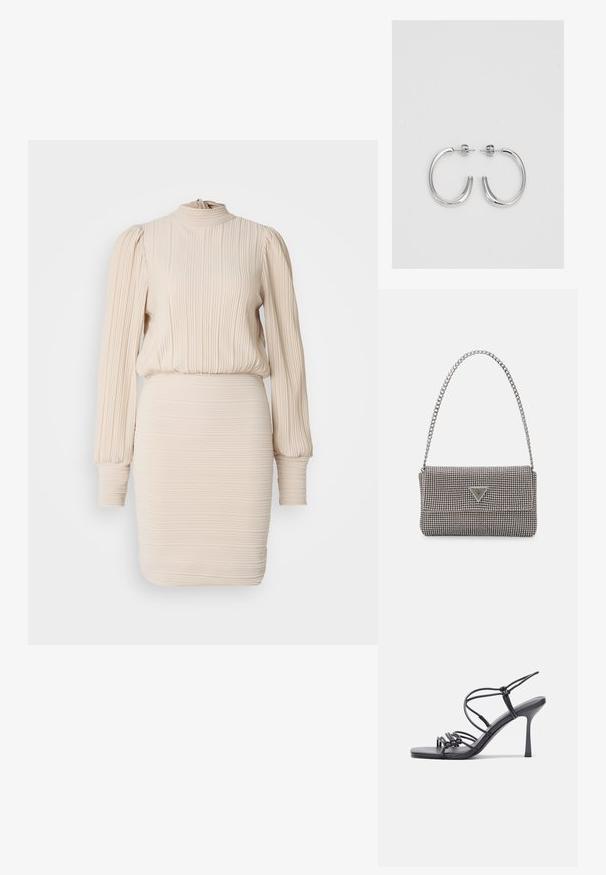 Vestido de rayas beige con cuello alto, mangas largas abullonadas y falda ajustada. Textura plisada en todo el vestido, con elástico en la cintura y los puños.; Las sandalias negras de tacón alto presentan finas correas con un diseño anudado, una punta cuadrada suave y un elegante tacón de aguja.; Bolso de mano metálico gris claro con una cadena como asa, adornado con pequeños remaches metálicos circulares y un logotipo de marca en forma triangular.; Aros de plata en forma de aro con un acabado liso y brillante. Diseño redondeado y ligero, con cierre de tipo post-back.
