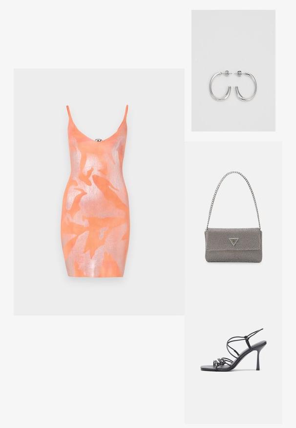 Robe bodycon en tricot orange avec un revêtement scintillant. Caractéristiques de fines bretelles, un décolleté en V profond et un motif de feuilles. Texture lisse dans l'ensemble.; Des sandales noires à talons hauts avec des fines lanières au design noué, un bout carré lisse et un talon aiguille élégant.; Sac à main en métal gris clair avec une bandoulière en chaîne, orné de petits clous métalliques ronds et d'un logo de marque triangulaire.; Boucles d'oreilles en argent avec une finition lisse et brillante. Forme arrondie, conception légère, avec un fermoir à tige.