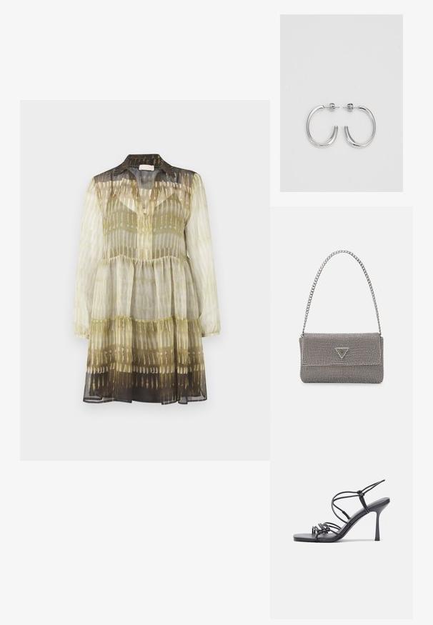 Sukienka z szyfonu z kołnierzykiem, długimi rękawami i warstwowym fasonem. Oferuje wielokolorowy wzór w odcieniach zieleni i brązu z różnymi stopniami przezroczystości.; Czarne sandały na wysokim obcasie mają cienkie paski z węzłowym wzorem, gładki, kwadratowy czubek i smukły obcas w stylu szpilki.; Jasnoszara metaliczna torebka na łańcuszku, ozdobiona małymi okrągłymi metalowymi ćwiekami oraz trójkątnym logo marki.; Srebrne kolczyki na biglu o gładkim, błyszczącym wykończeniu. O zaokrąglonym kształcie, lekkim designie, z zamknięciem na zatrzask.