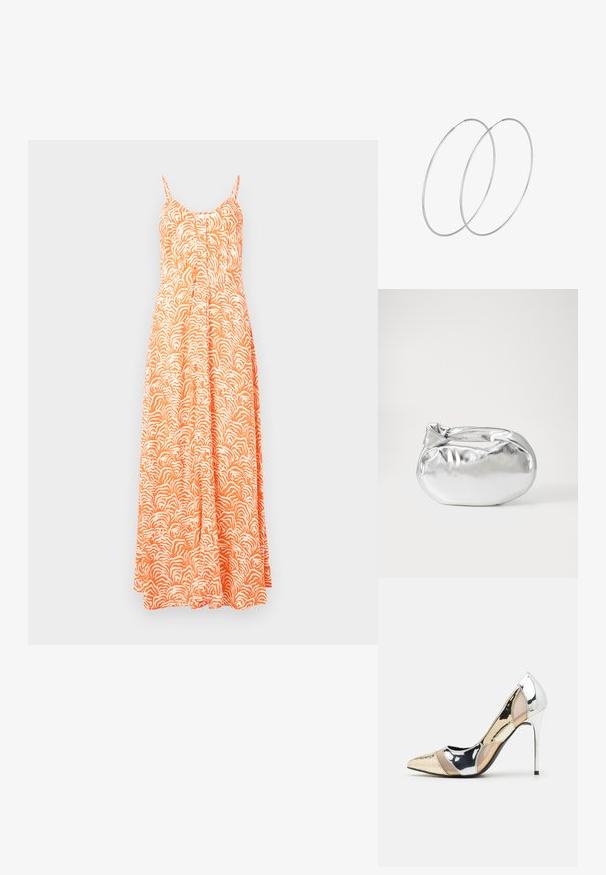 Maxi sukienka w kolorze pomarańczowym z białym abstrakcyjnym wzorem fal, z cienkimi regulowanymi ramiączkami, z przodu na guziki oraz zwiewnym krojem.; Czółenka na wysokim obcasie z wąskim noskiem w kolorze srebrnym, złotym i nude. Lśniące wykończenie z wycięciami, z obcasem w stylu stiletto.; Srebrna metaliczna torba worek o miękkim, zaokrąglonym kształcie i zawiązywanym z góry zapięciem. Wykonana z gładkiego materiału imitującego skórę.; Srebrne kolczyki w formie obręczy o minimalistycznym designie. Okrągły kształt, gładka faktura i cienki profil. Lekkie, z polerowanym wykończeniem.
