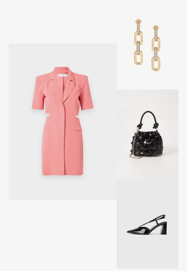 Rózsaszín blézerruha rövid ujjakkal, testhez simuló szabással, oldalsó kivágásokkal és aranyszínű kiegészítőkkel. Simító anyag, igényes kivitelezés.; Fekete lakk bőrből készült slingback magas sarkú cipők hegyes orral, állítható pánttal és vastag téglalap alakú sarokkal.; Fekete flitteres mini kézitáska csomózott textúrájú pánttal és ezüst lánccal. Lekerekített forma, ráncolt tetejével és fényvisszaverő részletekkel.; Arany lánc-link fülbevalók, átlátszó kristálydíszítéssel, gravírozott "GUESS" márkajelzéssel és sima felülettel.