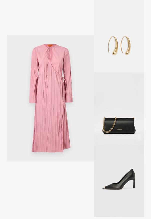 Ilgi piedurkņu rozā kleita ar teksturētu, krokotu dizainu, izgriezumu un regulējamiem saitēm viduklī, kas veido apņemšanas stilu.; Melns ādas augstpapēžu kurpes ar smailu purngalu un metāliski sudraba uzgali. Ir gluda apdare un slaids 10 cm augsts papēdis.; Melns ādas apliecības soma ar zelta ķēdes siksnu, ar gludu tekstūru, taisnstūra formu un izspiestu zīmolu uz priekšpuses.; Zelta toņu metāla gredzena auskari ar izliektu, pagarinātu formu. Ar gludu, spīdīgu virsma un noapaļotu galu papildu detaļām.