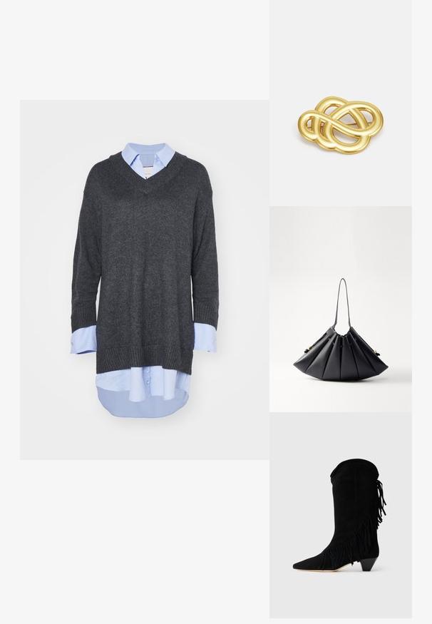 Tmavě šedý oversized svetr s výstřihem do V, žebrovanými manžetami, vrstvený přes světle modrou košilovou košili, ukazující kontrastní barvy a textury.; Černý semišový kotníkový bot s střapcovými akcenty, špičatou špičkou a středním podpatkem. Disponuje čistým siluetou s texturovanými detaily.; Černá skládací kabelka vyrobená z hladké kůže, s jednou rukojetí, zlatými detaily a geometricky tvarovanou strukturou.; Brož ve zlatém tónu s uzlovým vzorem, hladkými zakřivenými liniemi a složitým tvarem, odrážející lesklý povrch.